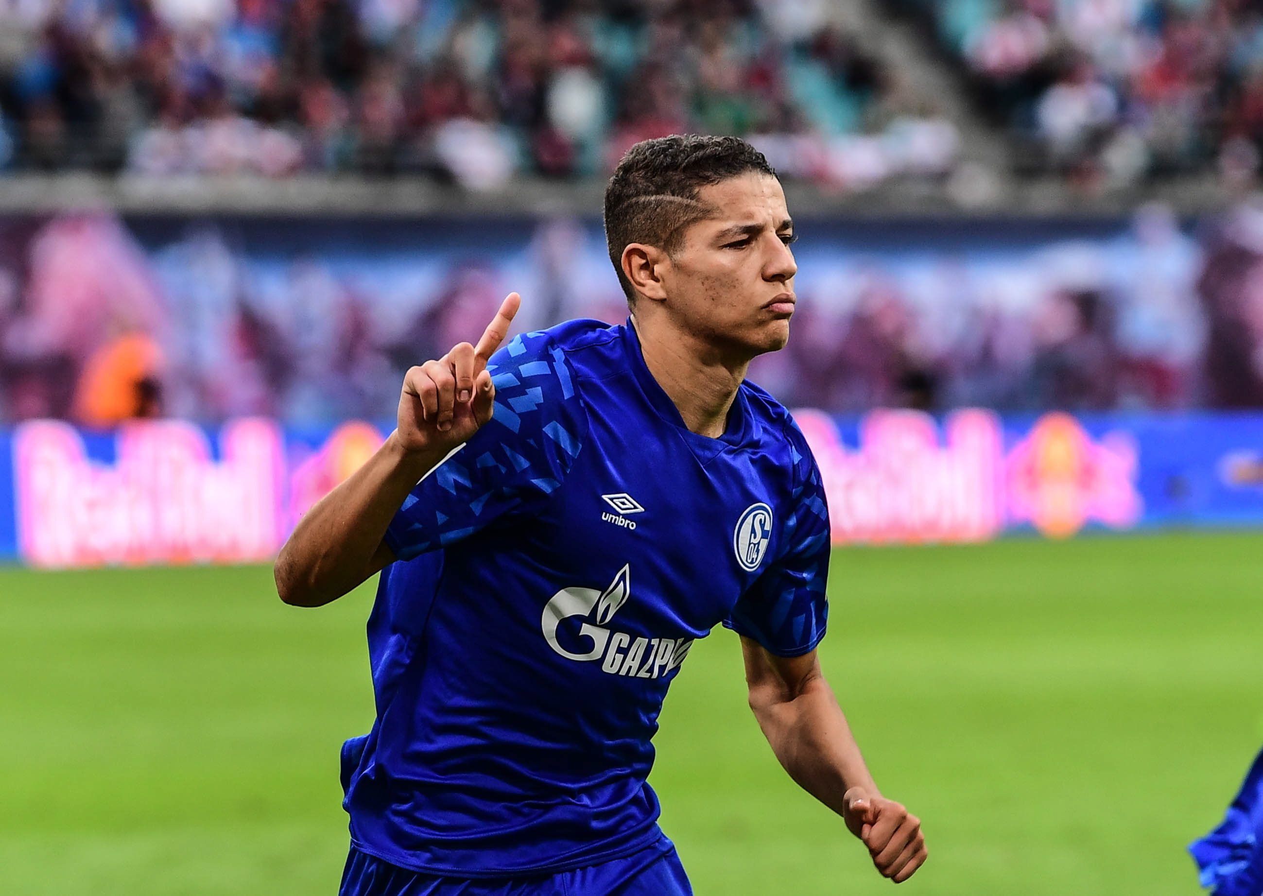 沙尔克04球员因伤下场,影响比赛的简单介绍 沙尔克04球员因伤下场,影响比赛的简单介绍