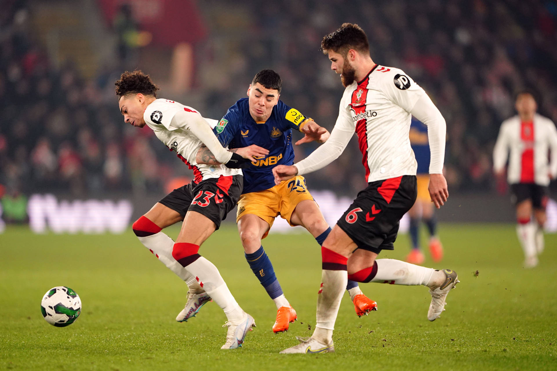 包含奥格斯堡队取胜在望，实力不容小觑的词条