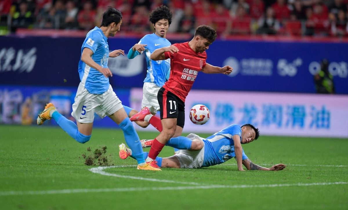 关于足球队员们在比赛中发挥出色,夺得比赛胜利的信息 关于足球队员们在比赛中发挥出色,夺得比赛胜利的信息