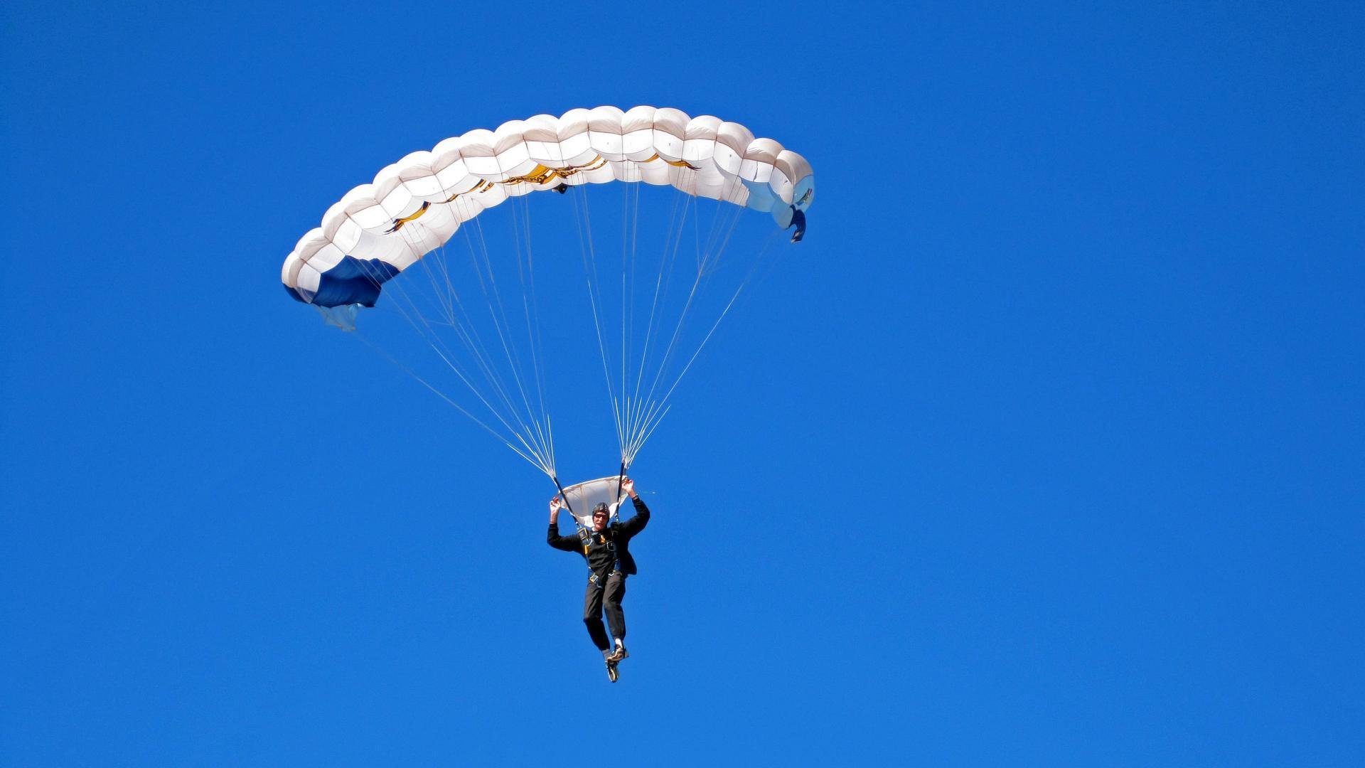 赛道上的孤勇者,乔治扛起全队,F1新赛季揭幕战之夜